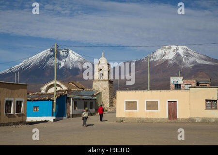 Foto von dem Stadtplatz und die Kirche im Sajama in Nationalpark Sajama, Bolivien. Stockfoto