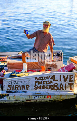 Frische Futterboot mit es hat skipper, in kurzen Hosen, Bier in der hand - der Lebensstil von Florida Stockfoto