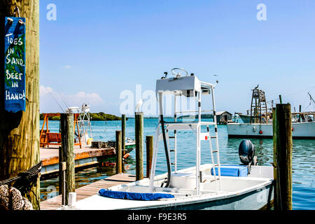 Boote, sowohl private als auch kommerzielle vertäut an Cortez Docks in Florida Stockfoto