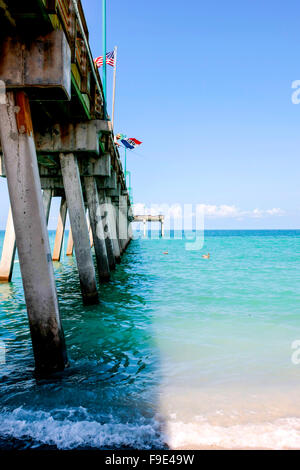 Die Betonpfeiler Venice Pier Federbein heraus in den Golf von Mexiko vor der Küste von Florida Stockfoto