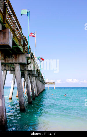 Die Betonpfeiler Venice Pier Federbein heraus in den Golf von Mexiko vor der Küste von Florida Stockfoto