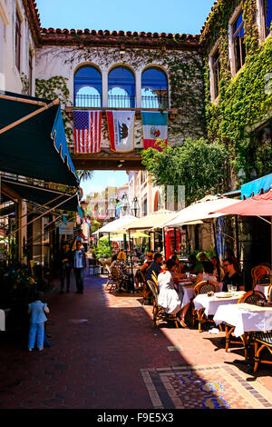 Restaurants und Geschäfte in La Arcada auf Figuerroa Straße in der Innenstadt von Santa Barbara Kalifornien Stockfoto