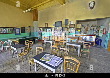 Eine traditionelle griechische Taverne in die Gassen der alten Stadt Amfissa, in Fokida Region Mittelgriechenland Stockfoto