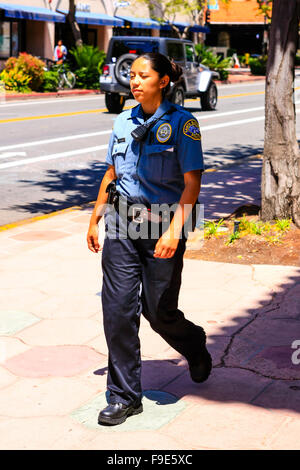 Unbewaffnete Polizistin geht die Straßen der Innenstadt von Santa Barbara, Kalifornien Stockfoto