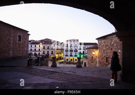 Bogen des Sterns - Arco De La Estrella, mit Blick auf Main Square von Cáceres, Extremadura, Spanien. Europa Stockfoto