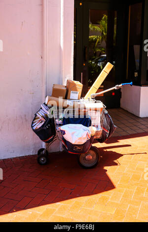 Pakete und Briefe, die Zugehörigkeit zu den USPS außerhalb eines Ladens in der Innenstadt von Santa Barbara, CA Stockfoto