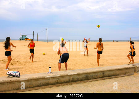 Menschen in einer Gruppe trainieren am Strand nach der Arbeit in Santa Monica, Kalifornien Stockfoto