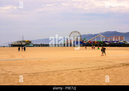 Santa Monica Pier bei Sonnenuntergang in Kalifornien Stockfoto