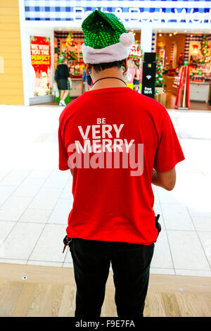 Rückansicht eines Mannes trägt ein rotes T-shirt mit den Worten "Werden sehr lustig" Stockfoto