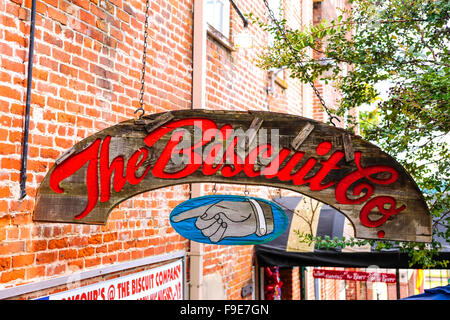 Das Biscuit Co Overhead Zeichen in der Altstadt von Vicksburg, MS Stockfoto