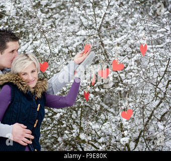 Glückliches Paar ist romantische Zeit in verschneiter Landschaft Stockfoto