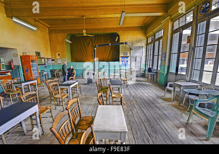 Eine traditionelle griechische Taverne in die Gassen der alten Stadt Amfissa, in Fokida Region Mittelgriechenland Stockfoto