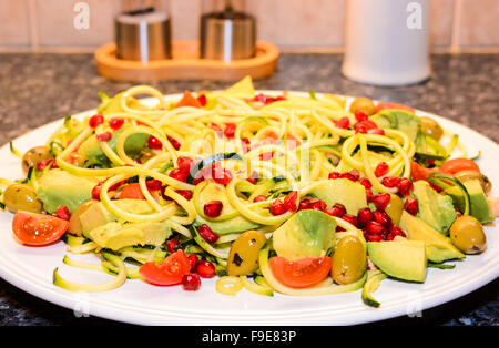 Gesunder Salat mit Avocado und Granatapfel. Stockfoto