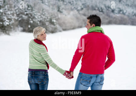 Frau und Mann sind zu Fuß in der verschneiten Winterlandschaft haben. Stockfoto