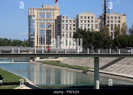 Frankreich, Languedoc-Roussillon, Montpellier Hôtel de Région Le Lez River Stockfoto