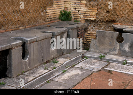 Latrine bei Domus Triclini in der alten römischen Hafen von Ostia, in der Nähe von Rom, Italien, Europa Stockfoto