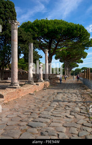 Römische Straße in der alten römischen Hafen von Ostia, in der Nähe von Rom, Italien, Europa Stockfoto