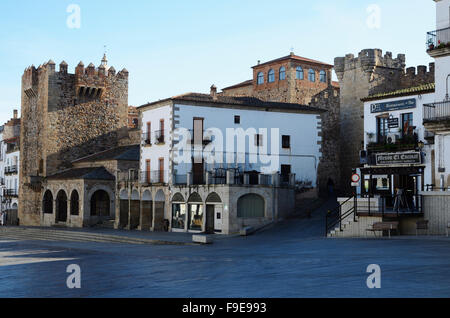 Caceres, Hauptplatz. Die von Mauern umgebene Stadt wurde zum UNESCO-Weltkulturerbe erklärt. Cáceres, Extremadura, Spanien. Europa Stockfoto