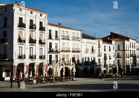 Caceres, Hauptplatz. Die von Mauern umgebene Stadt wurde zum UNESCO-Weltkulturerbe erklärt. Cáceres, Extremadura, Spanien. Europa Stockfoto