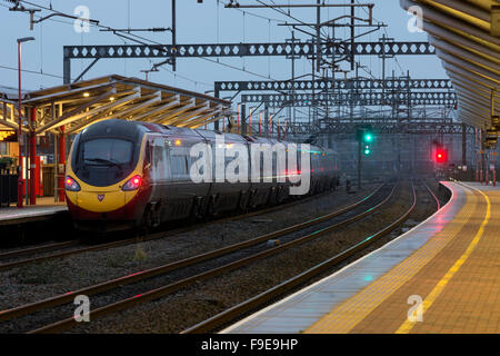 Jungfrau-Züge Pendolino elektrischen Zug am Bahnhof Rugby, Warwickshire, UK Stockfoto