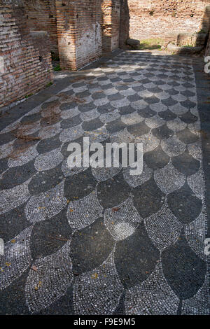 Mosaischen Etage in einem Gebäude in der alten römischen Hafen von Ostia, in der Nähe von Rom, Italien, Europa Stockfoto