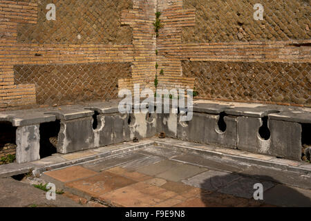 Latrine bei Domus Triclini in der alten römischen Hafen von Ostia, in der Nähe von Rom, Italien, Europa Stockfoto