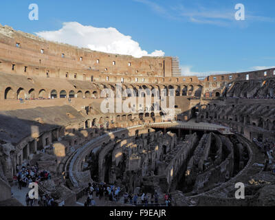 Touristen besuchen das Kolosseum in Rom, Italien Stockfoto