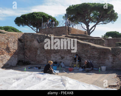 Team von drei Archäologen arbeiten auf einem Mosaikboden in Ostia Antica, in der Nähe von Rom, Italien Stockfoto