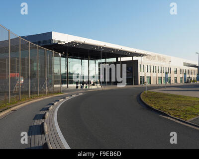 Weeze Niederrhein Flughafen terminal Fassade mit ein paar Reisende Menschen NRN Stockfoto