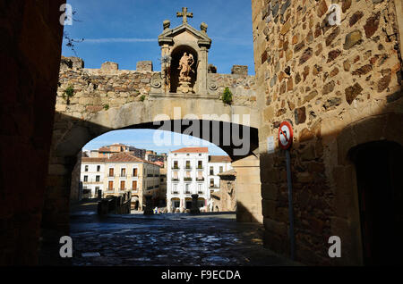 Bogen des Sterns - Arco De La Estrella, Main Square von Cáceres, Extremadura, Spanien. Europa Stockfoto