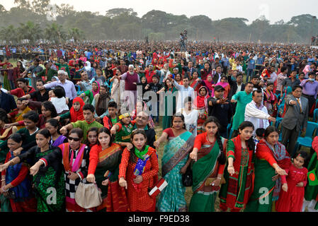 Dhaka, Bangladesch. 16. Dezember 2015. Bangladeshi Leute nehmen Eid zu einer besseren Bangladesch während einer Kundgebung anlässlich des Landes Tag des Sieges am Suhrawardy Udyan in Dhaka am 16. Dezember 2015 Credit: Mamunur Rashid/Alamy Live News Stockfoto