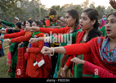 Dhaka, Bangladesch. 16. Dezember 2015. Bangladeshi Leute nehmen Eid zu einer besseren Bangladesch während einer Kundgebung anlässlich des Landes Tag des Sieges am Suhrawardy Udyan in Dhaka am 16. Dezember 2015 Credit: Mamunur Rashid/Alamy Live News Stockfoto