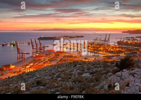 Ansicht des Hafens von Piräus in Athen von den Ausläufern des Gebirges Aegaleo Stockfoto