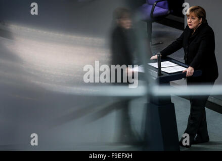 Berlin, Deutschland. 16. Dezember 2015. Bundeskanzlerin Angela Merkel spricht über den bevorstehenden EU-Gipfel während einer Sitzung im Bundestag, das Unterhaus des Parlaments, in Berlin, Deutschland, 16. Dezember 2015. Bildnachweis: Zhang Fan/Xinhua/Alamy Live-Nachrichten Stockfoto