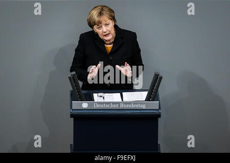 Berlin, Deutschland. 16. Dezember 2015. Bundeskanzlerin Angela Merkel spricht über den bevorstehenden EU-Gipfel während einer Sitzung im Bundestag, das Unterhaus des Parlaments, in Berlin, Deutschland, 16. Dezember 2015. Bildnachweis: Zhang Fan/Xinhua/Alamy Live-Nachrichten Stockfoto