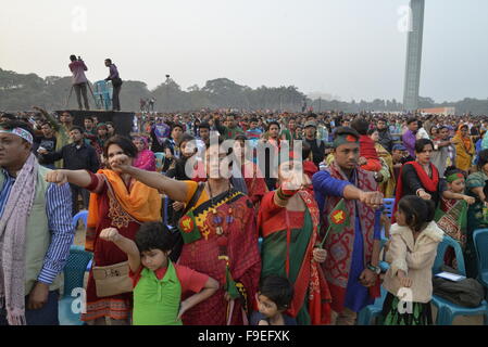 Dhaka, Bangladesch. 16. Dezember 2015. Bangladeshi Leute nehmen Eid zu einer besseren Bangladesch während einer Kundgebung anlässlich des Landes Tag des Sieges am Suhrawardy Udyan in Dhaka am 16. Dezember 2015 Credit: Mamunur Rashid/Alamy Live News Stockfoto