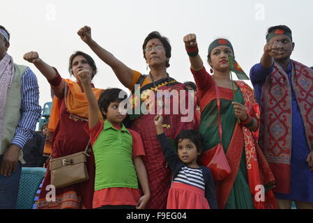 Dhaka, Bangladesch. 16. Dezember 2015. Bangladeshi Leute nehmen Eid zu einer besseren Bangladesch während einer Kundgebung anlässlich des Landes Tag des Sieges am Suhrawardy Udyan in Dhaka am 16. Dezember 2015 Credit: Mamunur Rashid/Alamy Live News Stockfoto