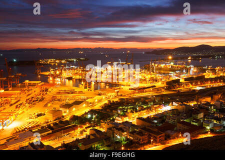 Ansicht des Hafens von Piräus in Athen von den Ausläufern des Gebirges Aegaleo. Stockfoto