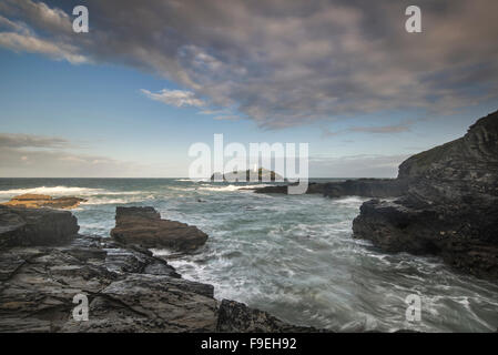 Atemberaubenden Sonnenaufgang Landschaft von Godrevy Leuchtturm an der Küste von Cornwall in England Stockfoto