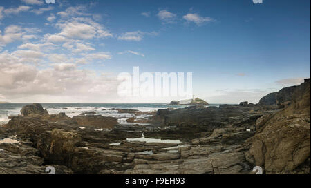 Atemberaubenden Sonnenaufgang Landschaft von Godrevy Leuchtturm an der Küste von Cornwall in England Stockfoto