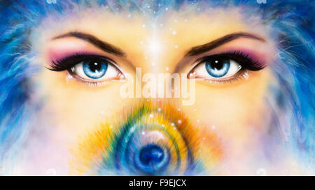 paar schöne blaue Frauen Augen blickte auf mysteriöse Weise von hinten eine kleine Regenbogen farbige Pfauenfeder Stockfoto