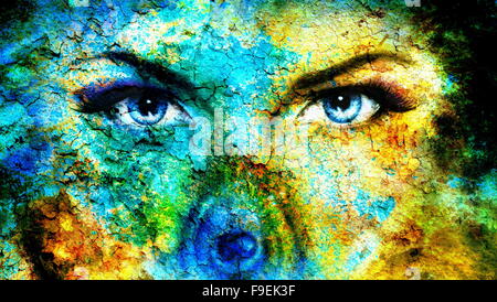 paar schöne blaue Frauen Augen blickte auf mysteriöse Weise von hinten eine kleine Regenbogen farbige Pfauenfeder, Textur Collage w Stockfoto