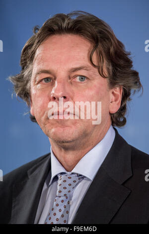 Berlin, Deutschland. 16. Dezember 2015. Niederländische Außenminister Bert Koenders in Berlin, Deutschland, 16. Dezember 2015. Koenders wurde für bilaterale Gespräche an das Auswärtige Amt mit Steinmeier in Berlin. Foto: MICHAEL KAPPELER/DPA/Alamy Live-Nachrichten Stockfoto