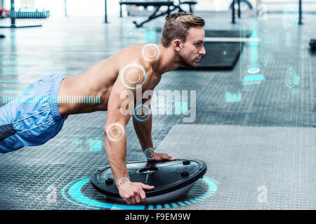 Zusammengesetztes Bild der muskulösen Mann Bosu Ball Übungen Stockfoto