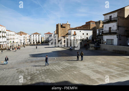 Caceres, Hauptplatz. Die von Mauern umgebene Stadt wurde zum UNESCO-Weltkulturerbe erklärt. Cáceres, Extremadura, Spanien. Europa Stockfoto