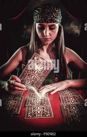 Zusammengesetztes Bild der Wahrsagerin mit Tarot-Karten Stockfoto