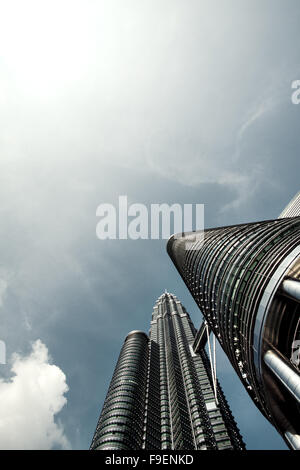 Die Petronas Towers in Kuala Lumpur twin towers Hoch und für den Himmel erreichen wie die atemberaubenden Wolkenkratzer sind Sie. einmal das höchste Gebäude Stockfoto