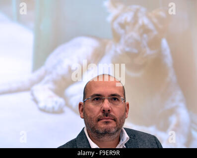 Prag, Tschechische Republik. 16. Dezember 2015. Prager Zoodirektor Miroslav Bobek besucht eine Pressekonferenz um neue indische Löwen im Prager Zoo in Prag, Tschechische Republik, 16. Dezember 2015 präsentieren. Bildnachweis: Katerina Sulova/CTK Foto/Alamy Live-Nachrichten Stockfoto