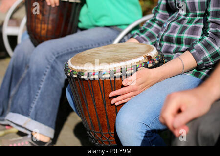 Frau spielt auf Afrika Jambe Drum Stockfoto