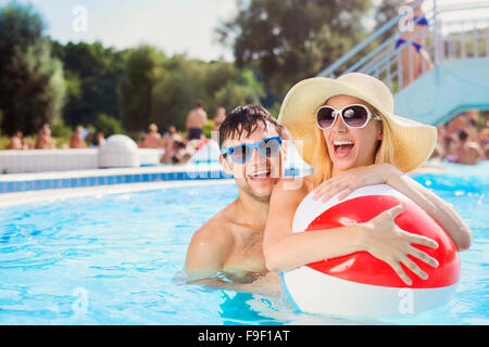 Schöne junge Paare, die Spaß außerhalb im Schwimmbad Stockfoto